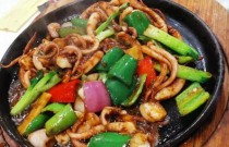 獨(dú)特的鐵板烹飪技藝怎么成就誘人美味？