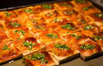 小吃創(chuàng)業(yè)新藍(lán)海？教你鐵板豆腐如何逆襲成為市場(chǎng)爆品！