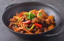 精準(zhǔn)技術(shù)傳授，快速上手鐵鍋雞，打造你的餐飲品牌。