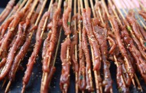 鐵板鴨腸技術教學，從配料到火候，輕松掌握秘制風味！