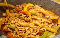 鐵鍋燜面做法，教你輕松在家做出地道的鐵鍋燜面！