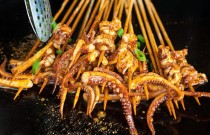 鐵板魷魚擺攤賺錢嗎？技術(shù)穩(wěn)口味正，生意爆到排隊(duì)！