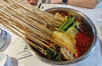 冷鍋串串放什么菜好吃？選對(duì)菜品一夜爆單，擺攤賺錢翻倍不是夢(mèng)！
