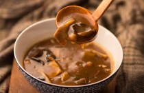 熬胡辣湯下鄉(xiāng)賣，大姨單次買 29 元！創(chuàng)業(yè)咋贏人心？