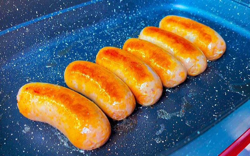 2025烤腸生意還能做嗎？揭秘青島脆皮烤腸培訓(xùn)內(nèi)幕，學(xué)費+技術(shù)解析！