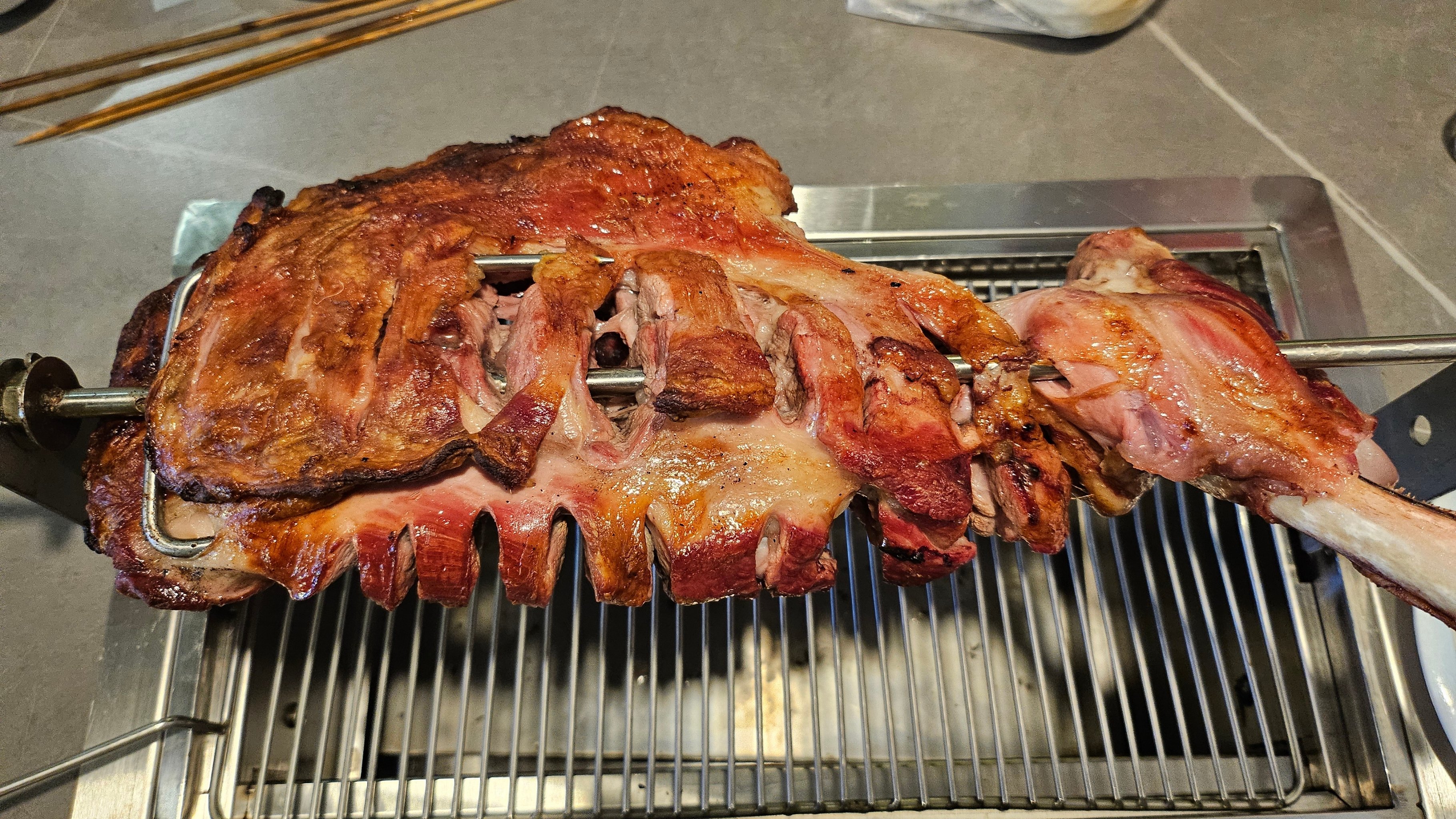 新手想學(xué)烤羊腿？實(shí)體店+教學(xué)視頻，揭秘最正宗的烤羊腿培訓(xùn)！