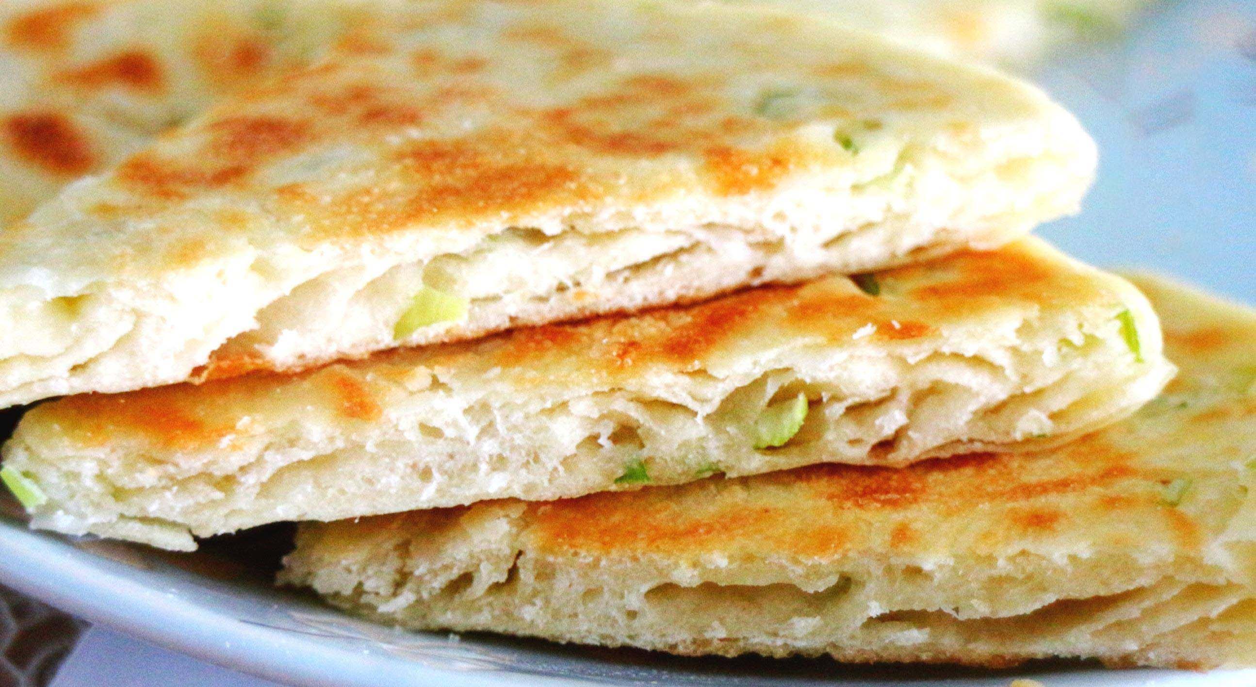 正宗香蔥大餅配方揭秘？外酥里香小技巧，學(xué)會(huì)輕松做出地道好味！