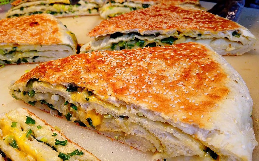 街上賣(mài)的蔥花大餅做法？外酥里軟有秘訣，學(xué)會(huì)輕松做出地道風(fēng)味！