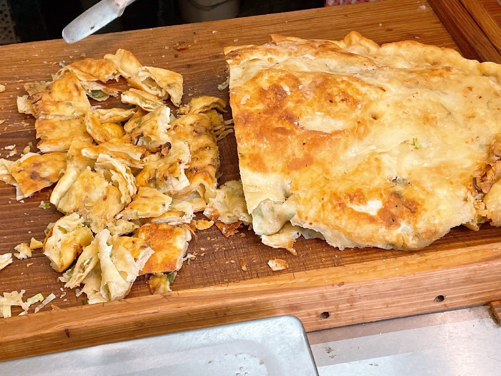 學(xué)香蔥大餅多錢(qián)學(xué)費(fèi)？掌握技術(shù)很關(guān)鍵，開(kāi)店生意才有底氣！