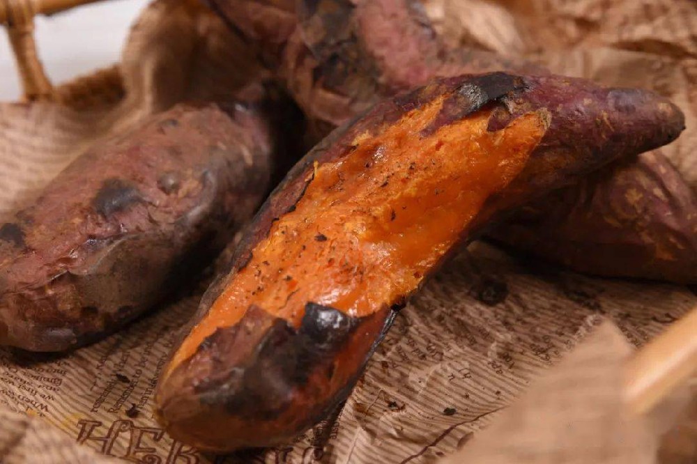 哪里可以學(xué)烤地瓜？教你掌握地?cái)偙蠲胤?，做出香甜流油的地瓜? title=