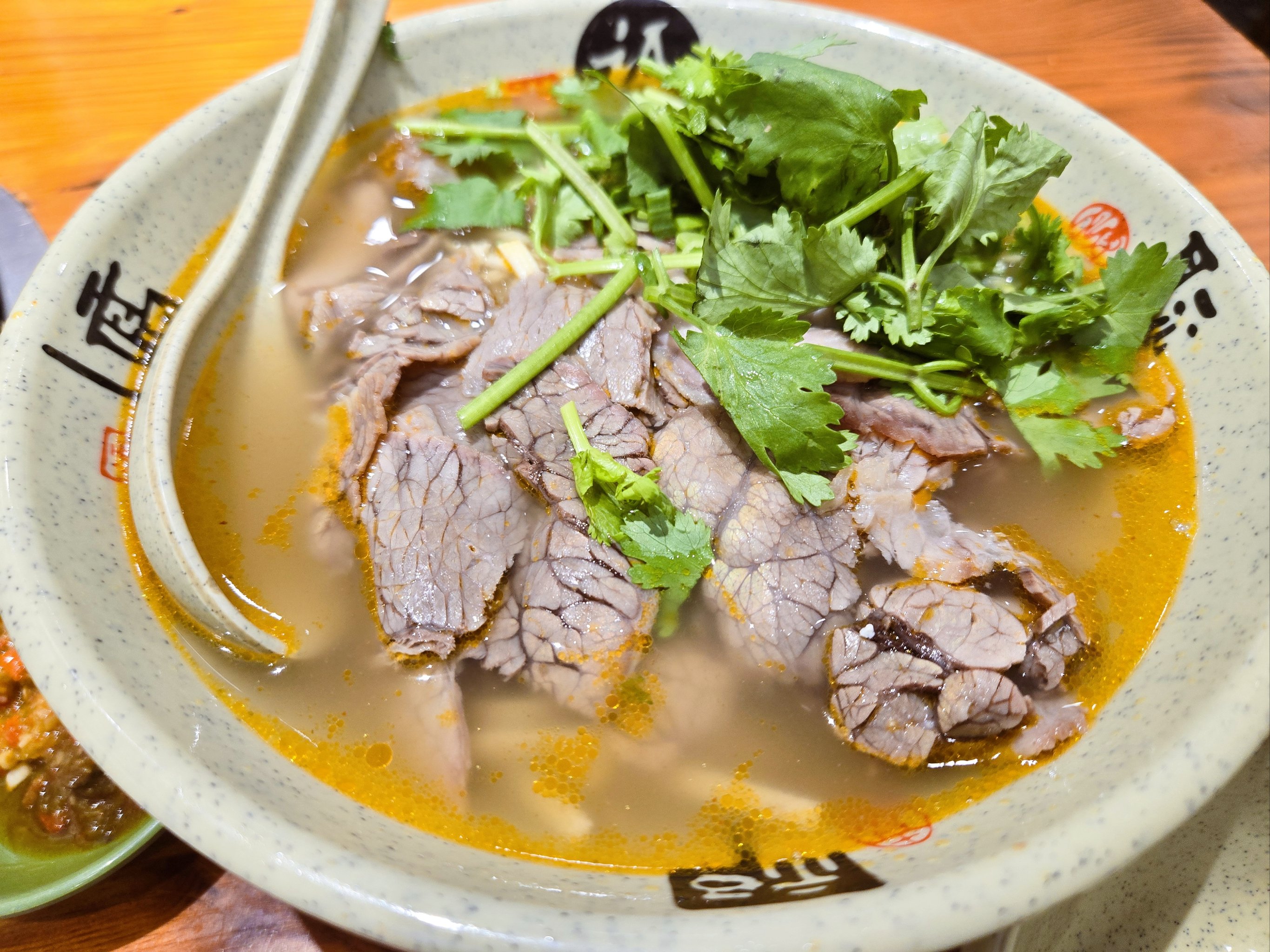 牛肉粉絲湯成本高不高？掌握制作技巧，輕松做出鮮香一碗！