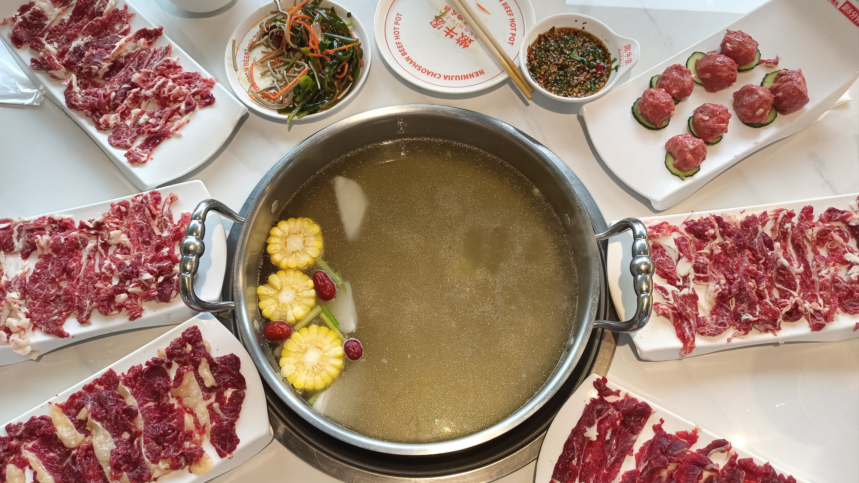 開(kāi)家潮汕牛肉火鍋店要多少錢(qián)？鮮切牛肉加現(xiàn)熬湯底，憑啥成餐飲黑馬！