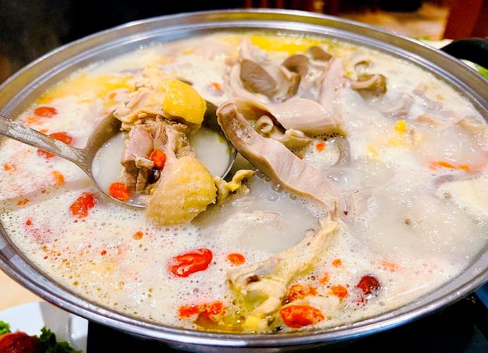 豬肚雞店一年賺多少錢？從選址到運營全流程解析，創(chuàng)業(yè)避坑必看！