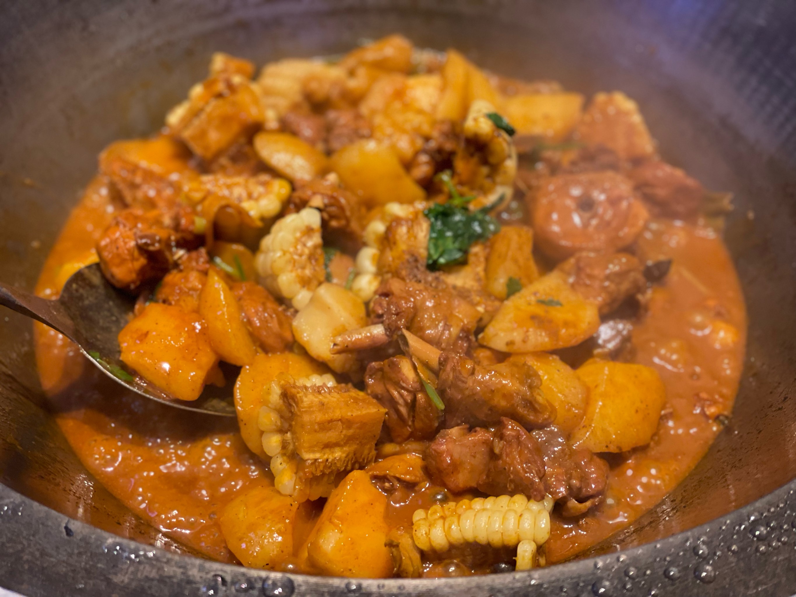 東北正宗鐵鍋燉配方揭秘？老味道才是回頭客秘訣，學(xué)好技術(shù)開店更穩(wěn)！