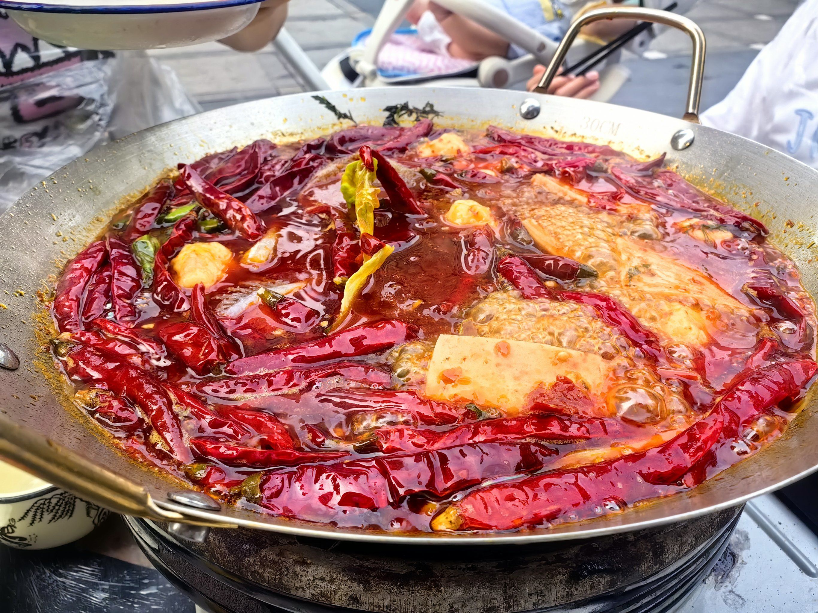 地攤火鍋賺錢嗎？成本小生意大，學(xué)好技術(shù)擺攤也能月入不愁！