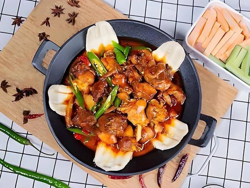 地鍋雞鍋底配方怎么做？掌握比例與火候秘訣，地鍋香氣四溢人人夸！