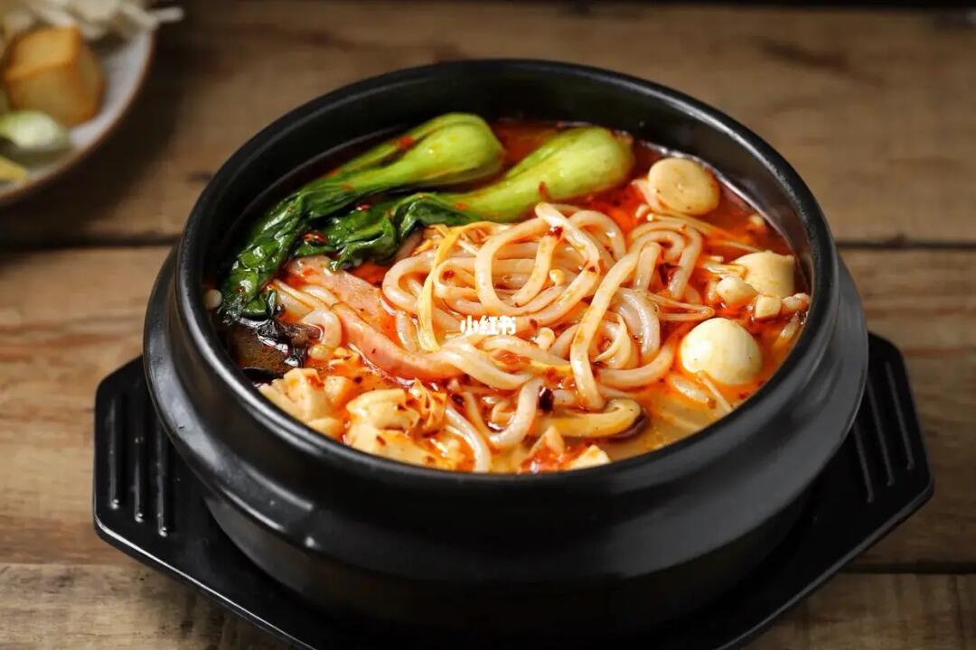 砂鍋米線去哪里學(xué)最正宗？湯底、火候與調(diào)味是關(guān)鍵，學(xué)對(duì)技術(shù)擺攤也能成小老板！