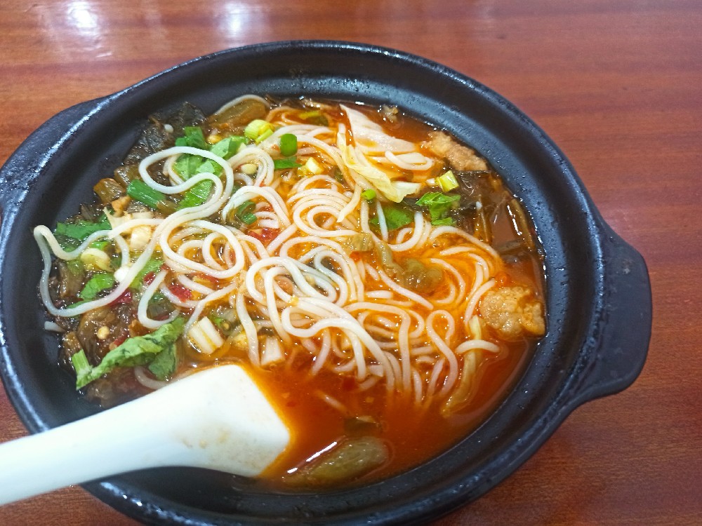 砂鍋米線一年能賺多少錢？學好技術、選好位置，小本生意一樣能干出大格局！