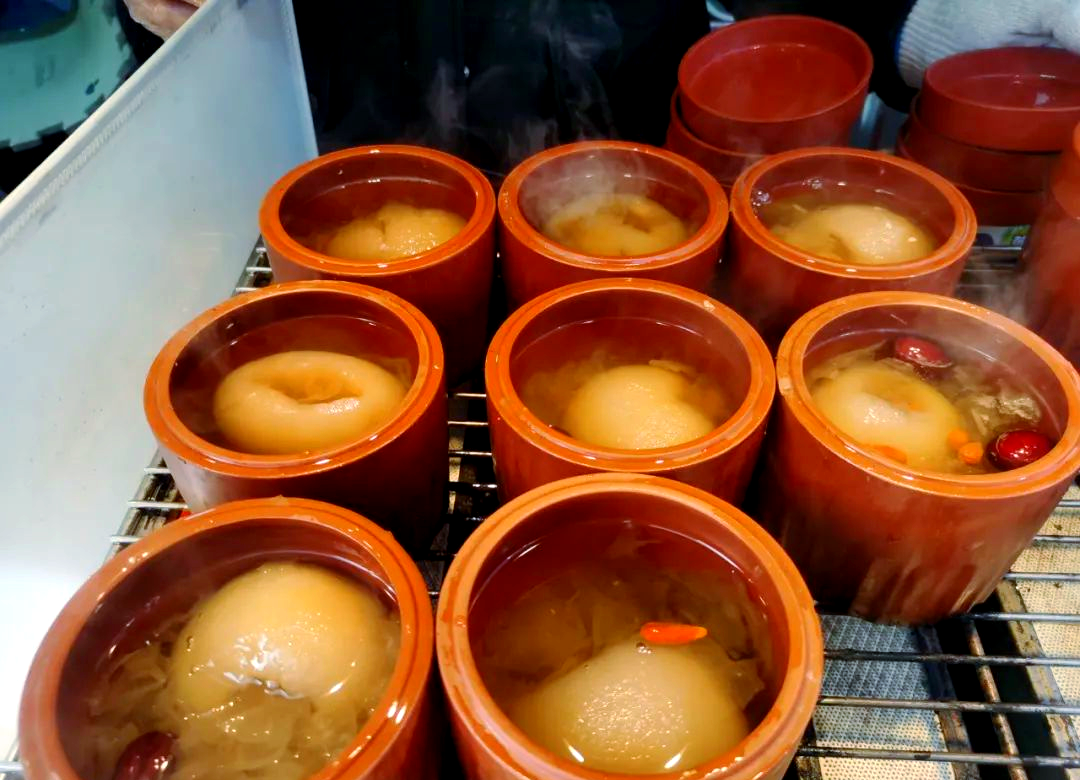 冰糖烤梨街頭攤做法？香氣四溢易上手，小本創(chuàng)業(yè)也能干！