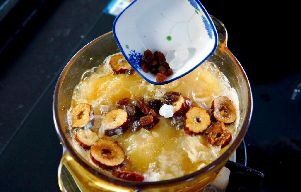 冰糖烤梨正宗制作方法？香甜潤喉好賣相，小攤創(chuàng)業(yè)輕松入門！