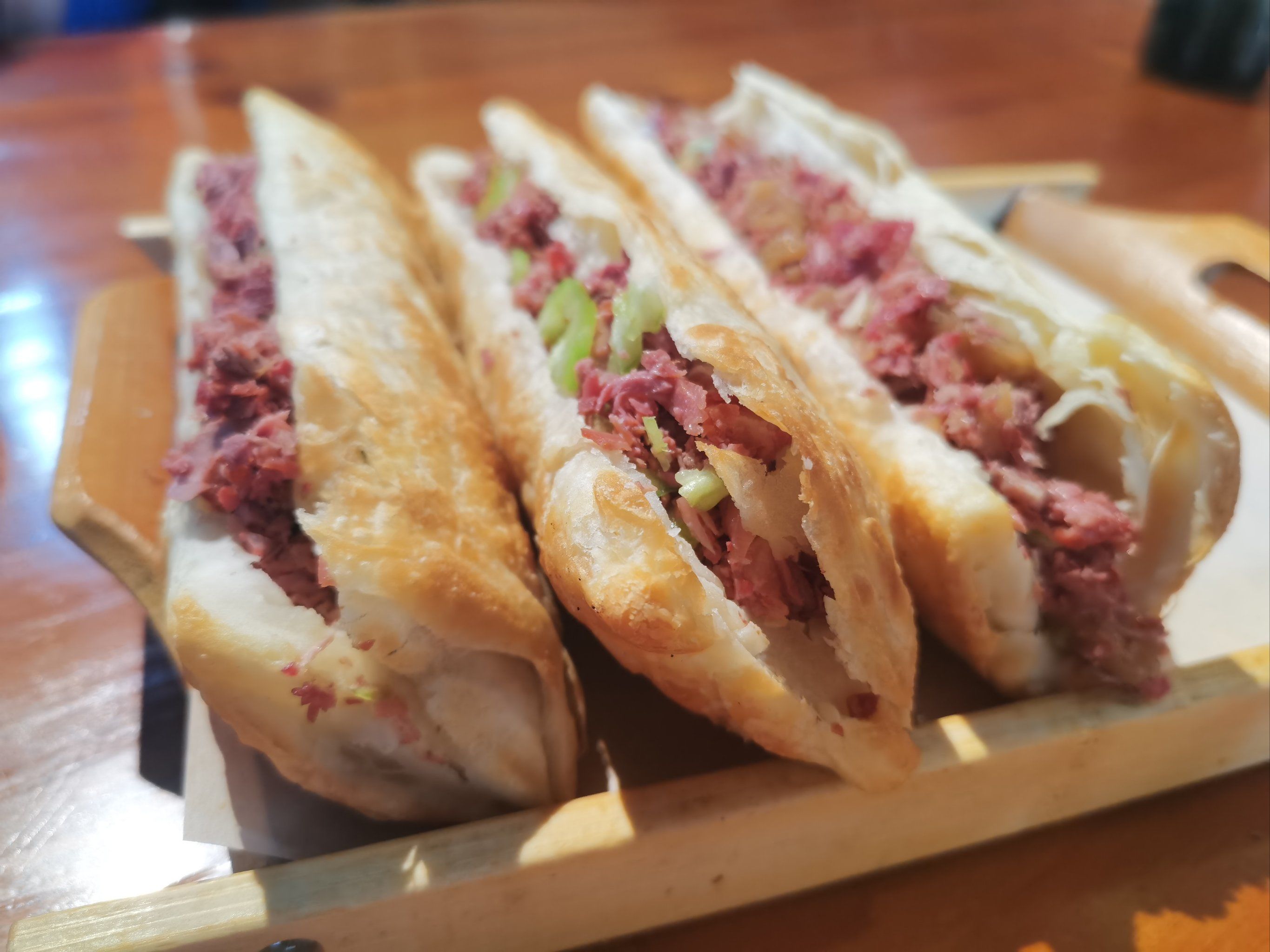 不想把“驢火”做成“燒餅夾肉”？關(guān)于“正宗河間驢肉火燒培訓(xùn)”，看這就夠了