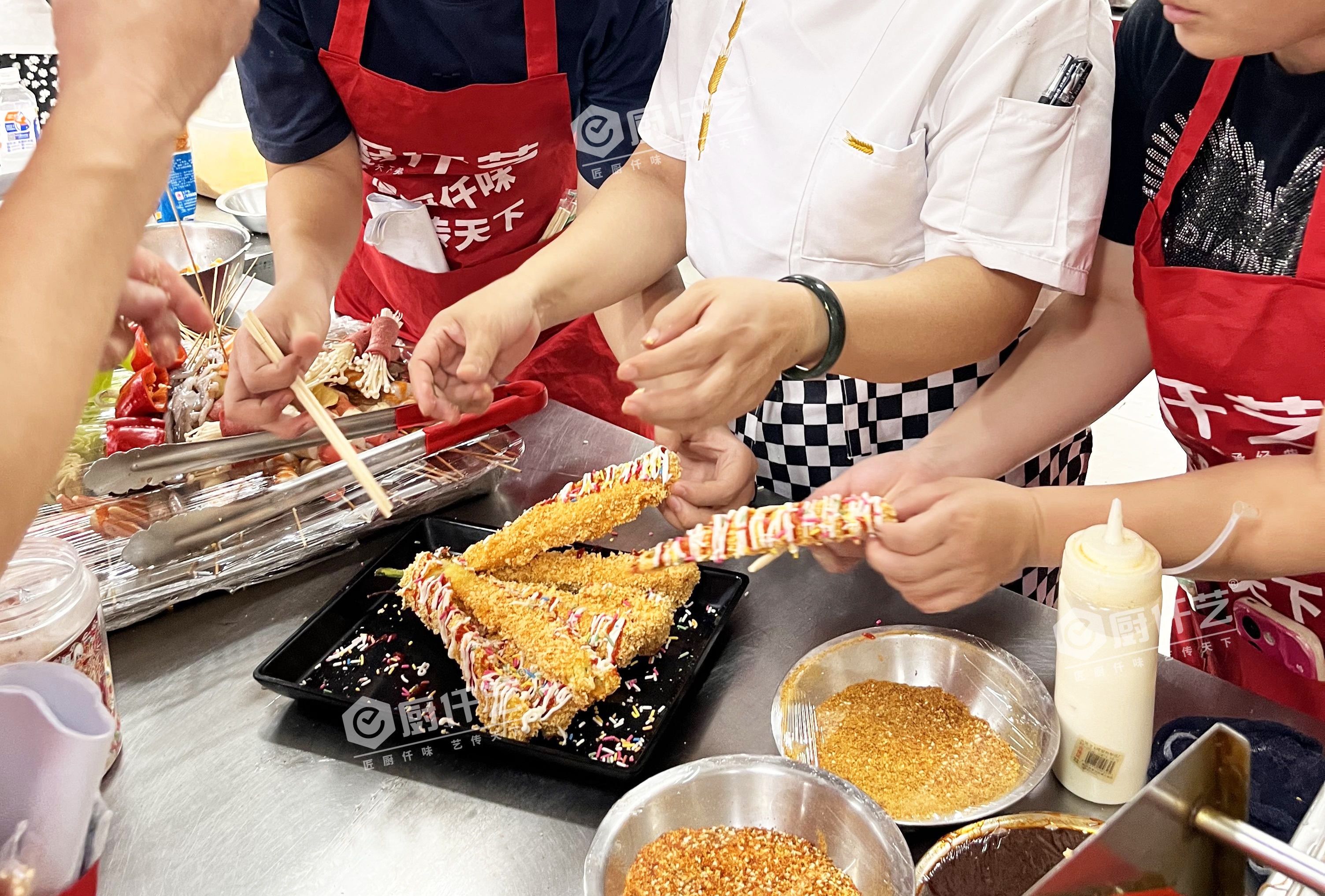 路邊炸串在哪里學(xué)的？為什么看起來簡單的小吃，背后卻藏著不少技術(shù)門道