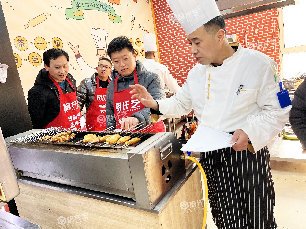 學(xué)烤燒在哪里學(xué)？掌握烤肉技術(shù)，選擇山東廚仟藝，零基礎(chǔ)也能學(xué)會