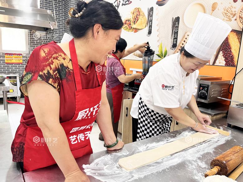 早餐油條豆腐腦為什么總有人排隊(duì)？想學(xué)做油條開早餐店的人可以看看這幾點(diǎn)