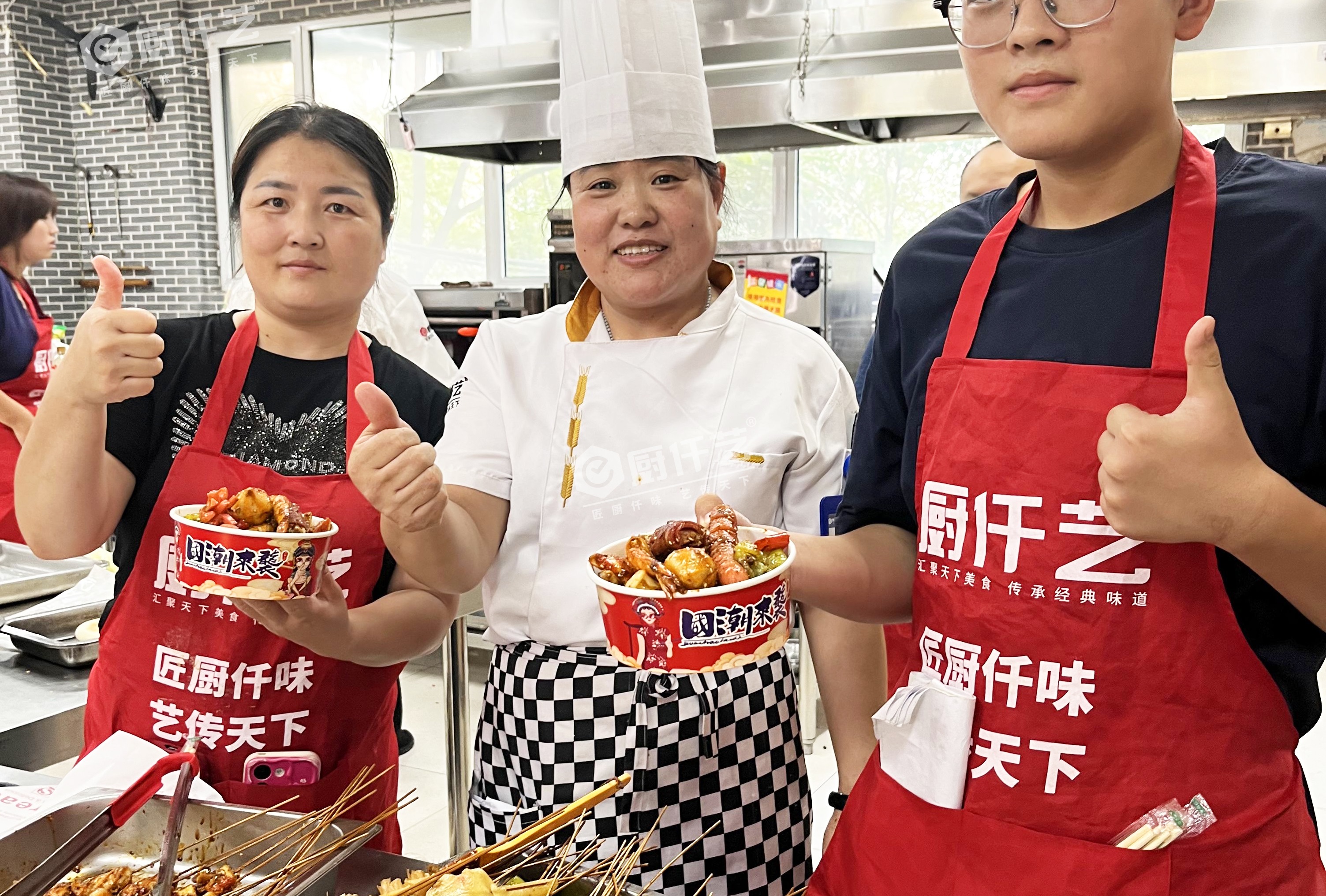 擺攤小吃排行榜前十名有哪些？想擺攤創(chuàng)業(yè)的人，這些項目更值得學小吃培訓