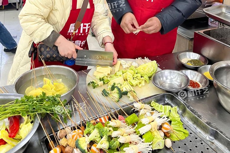 一元一串炸串?dāng)[攤：如何靠“小錢(qián)”撬動(dòng)大利潤(rùn)？掌握這3點(diǎn)，低價(jià)也能賺翻天！