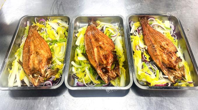 青島學(xué)烤魚開店：零基礎(chǔ) 3-7 天出師，1-2 人可干